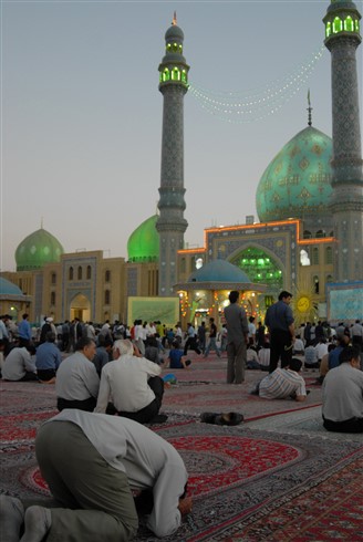 نماز دربیرون از مسجد جمکران